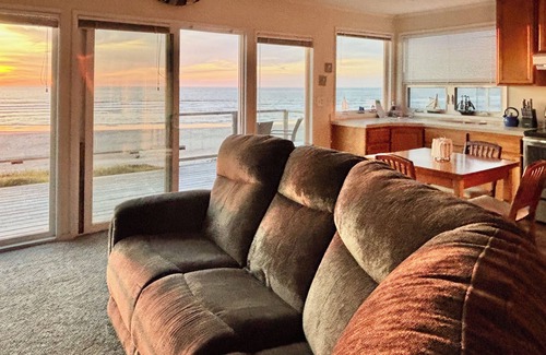 Roads End House | Oceanfront in Lincoln City Roads End - Literally Steps Away From the Beach!