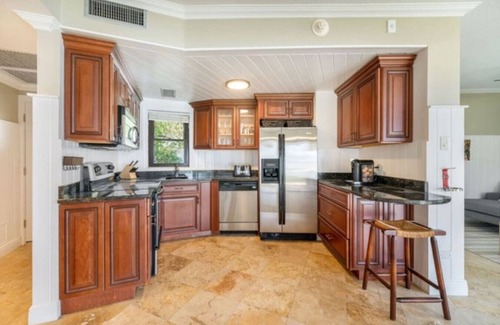 Seven Mile Beach Apartment | Oceanfront, Pool & Patio | Family/Couples Paradise