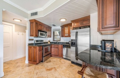 Seven Mile Beach Apartment | Oceanfront, Pool & Patio | Family/Couples Paradise