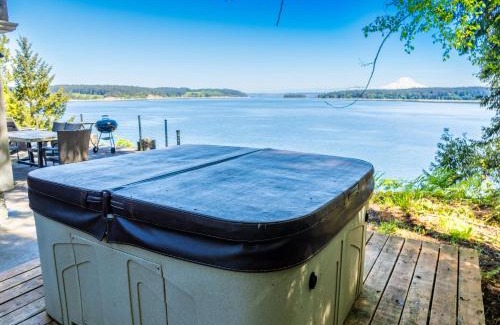 Longbranch House | Oceanfront Retreat, Mount Rainier, King bed, Games