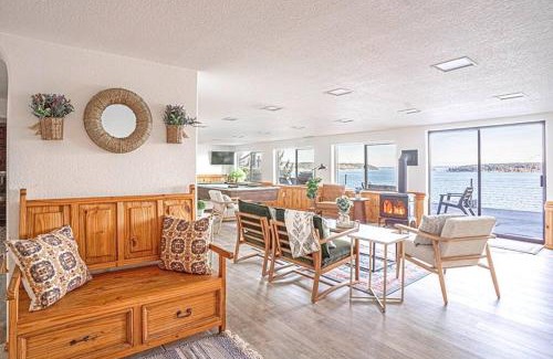 Longbranch House | Oceanfront Retreat, Mount Rainier, King bed, Games