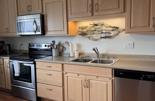 Ketchikan Apartment | Oceanfront🔹Abundant Wildlife Viewing Opportunities🔹Local Native Owners