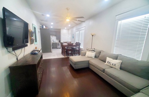 San Jacinto House | Oceanside right next to the beach!