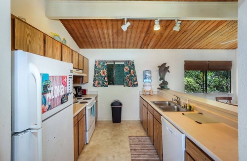 Opihihale Apartment | Oceanview Escape in Captain Cook | Peaceful Island Retreat