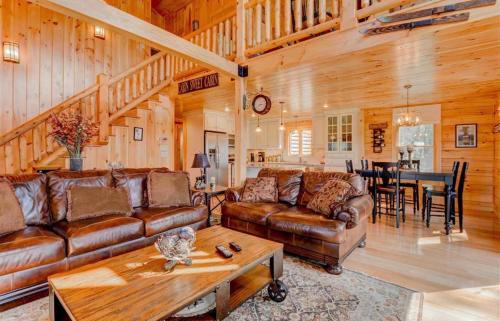 Whitefield House | OE Beautiful modern log home on 17 acres private views fire pit Ping Pong AC