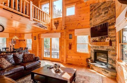 Whitefield House | OE Beautiful modern log home on 17 acres private views fire pit Ping Pong AC