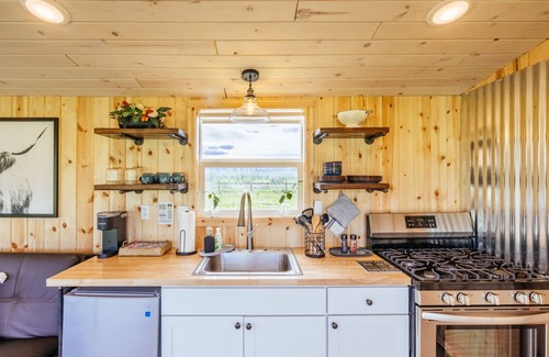 Whitehall Other | Off-grid tiny home in apple orchard with million-dollar mountain views!