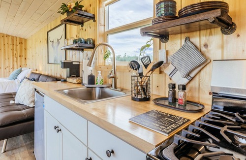 Whitehall Other | Off-grid tiny home in apple orchard with million-dollar mountain views!