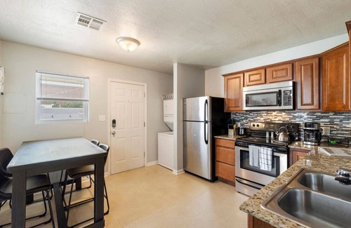 Stillwater Apartment | Oklahoma State University Unit 6 blocks to the stadium