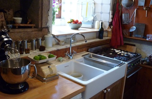 Saint-Julien-Chapteuil Cottage | Old farm with view in hamlet