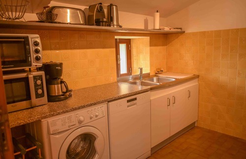 Cotignac Cottage | Old sheepfold with view of the village and its cliffs