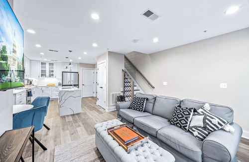 Old Town Alexandria House | Old Town Alexandria NEW Modern "5 Min Walk to Metro" 2 Bed 2.5 Bath Free Parking