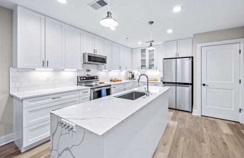 Old Town Alexandria House | Old Town Alexandria NEW Modern "5 Min Walk to Metro" 2 Bed 2.5 Bath Free Parking