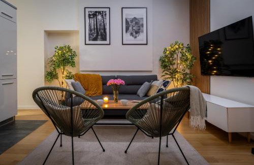 Wesoła Zachod Apartment | Old Town Luxe Retreat - King Bed - Steps to Main Square