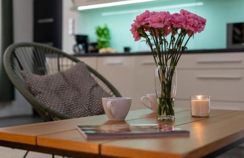 Wesoła Zachod Apartment | Old Town Luxe Retreat - King Bed - Steps to Main Square