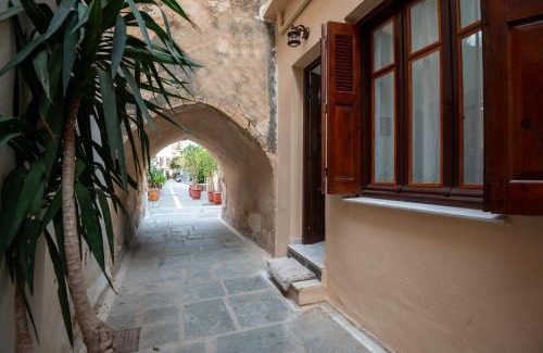 Old Town Rethymnon House | Old Town Rhapsody, Cosy 2-Floor Home with Rooftop Bathtub, BBQ & Lounge Under Sun Umbrellas
