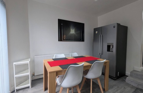Failsworth Apartment | Oldham Home Free Parking 3bed 1bath