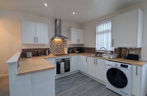 Failsworth Apartment | Oldham Home Free Parking 3bed 1bath