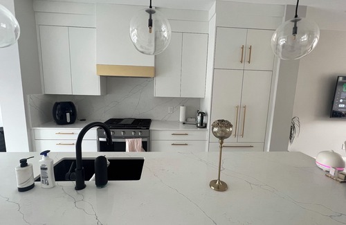 Springbank Hill House | Ombre' Home- A Stylish & Cozy Retreat for your stay!