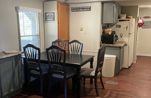 Park Hill Cabin | On Lake Tenkiller, near Barnacle Bill's Marina with Fantastic outdoor space.