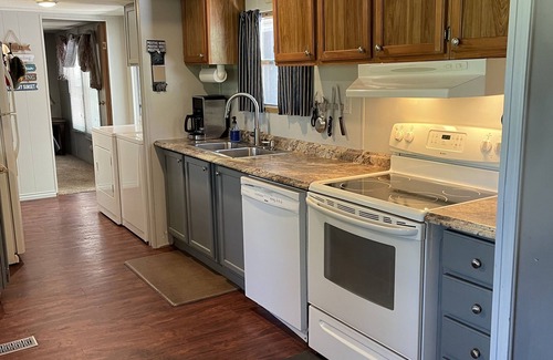 Park Hill Cabin | On Lake Tenkiller, near Barnacle Bill's Marina with Fantastic outdoor space.