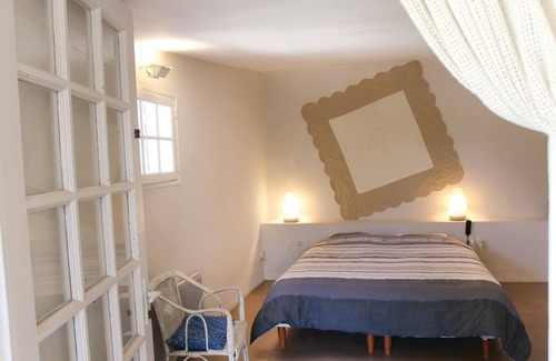 Bonnieux House | On the edge of the charming mountain village of Bonnieux and thus in the middle of Provence, this ch