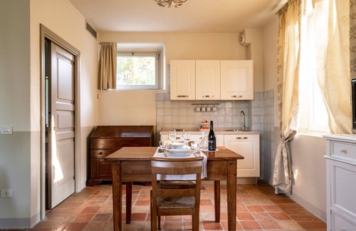 Santa Veneranda Apartment | On the ground floor of an old farmhouse, in the countryside with a swimming pool