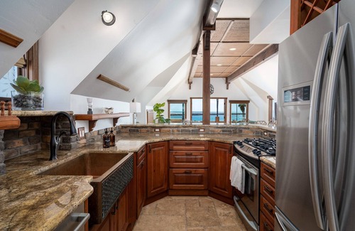 South Mission Beach House | On the Sand! | Single-Family Oceanfront Home | AC + Sunset Views