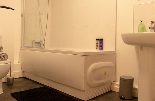 George Green Apartment | One Bed Apt with Private Balcony