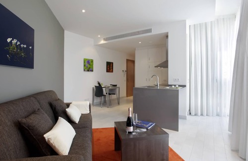 Les Corts Apartment | One-bedroom apartment with sofa bed and balcony