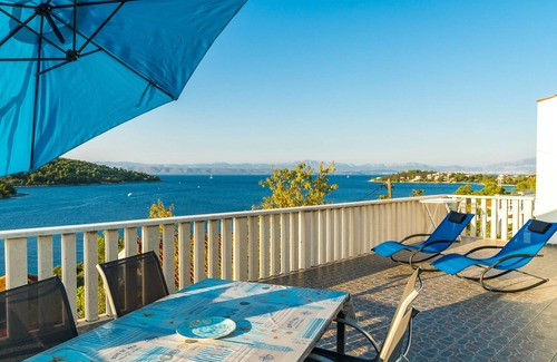 Necujam Apartment | One bedroom apartment with terrace and sea view Nečujam, Šolta (A-16729-a)