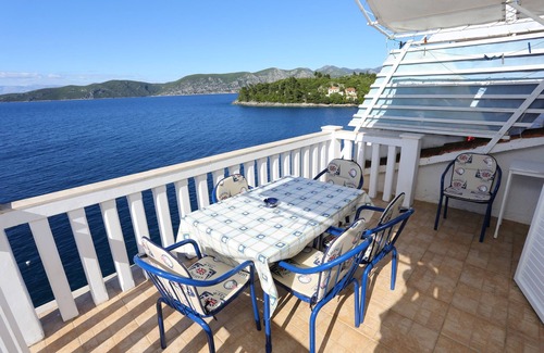 Racisce Apartment | One bedroom apartment near beach Račišće, Korčula (A-4360-b)