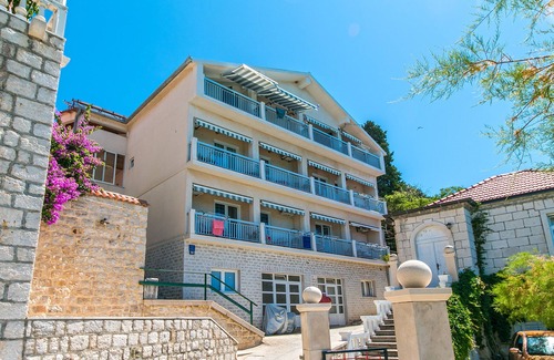 Brist Apartment | One bedroom apartment near beach Brist, Makarska (A-15714-c)