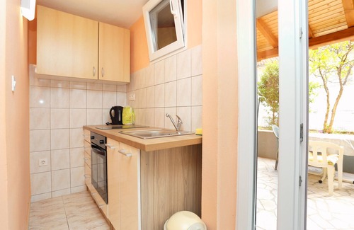 Tice Apartment | One bedroom apartment with terrace Nemira, Omiš (A-17039-d)