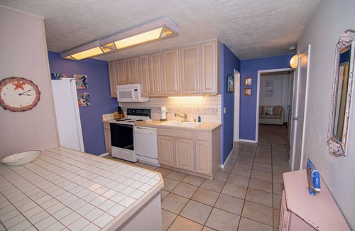 North Pacific Beach Condo | ONE BEDROOM CONDO 706