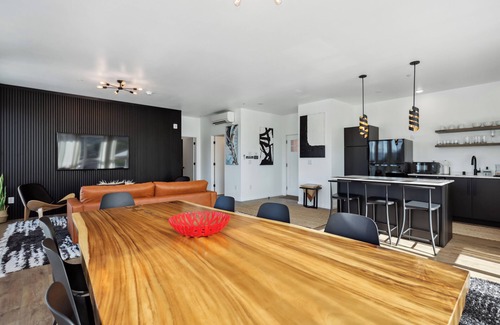 White Salmon Apartment | One-bedroom honeymoon penthouse, Mt Hood views, downtown White Salmon, suite 16