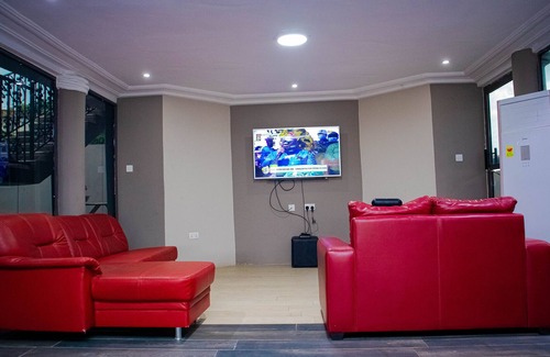 Accra Bed & Breakfast | One of a kind 7 bedroom with bed and breakfast and free gym services.