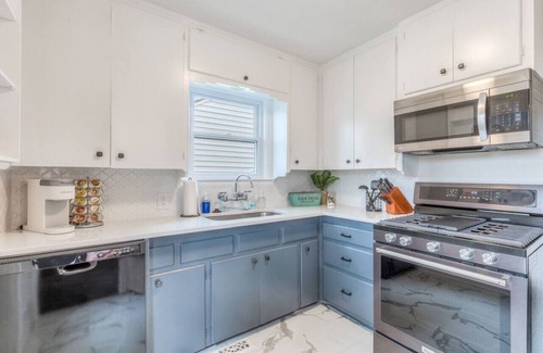 Turner Park House | OneCozyPlace Tulsa | King Bed Expo TU Downtown