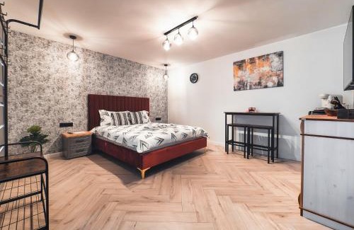 Three Oaks Apartment | Onyx Studios by Ben Apartments Free Private Parking