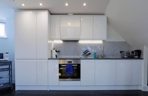 Grove Apartment | Open Plan Apt next to station near Hampton Court