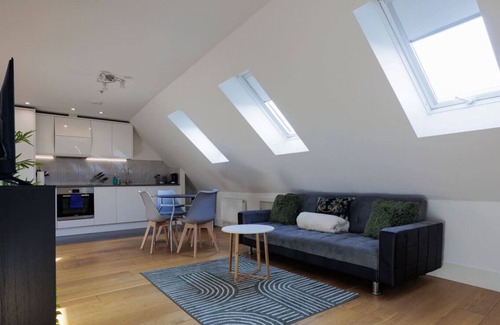Grove Apartment | Open Plan Apt next to station near Hampton Court