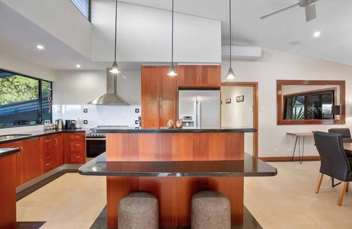 Mooloolah Valley House | Opulent Oasis: Exclusive Getaway for 9