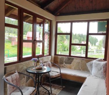 Razvrsje House | Orange House in nature