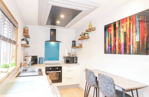 Frampton Cottage | ORCHARD RETREAT STAYCATION, pet friendly, with hot tub in Kirton