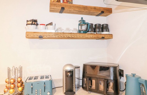 Frampton Cottage | ORCHARD RETREAT STAYCATION, pet friendly, with hot tub in Kirton