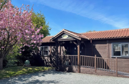 Frampton Cottage | ORCHARD RETREAT STAYCATION, pet friendly, with hot tub in Kirton