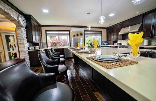 IronShore Estates Villa | Orchids & Palms Luxury Villa Pool, Chef, Hot Tub, Airport Pickup!