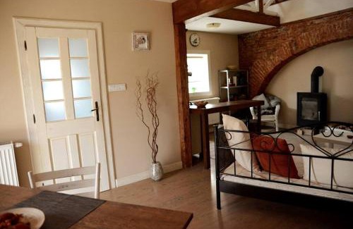 Bretejovce Apartment | Originálne bývanie v starej sýpke z roku 1828.