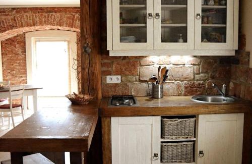 Bretejovce Apartment | Originálne bývanie v starej sýpke z roku 1828.