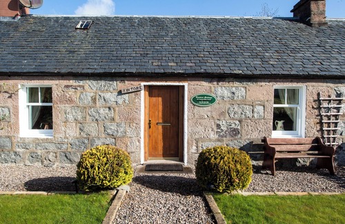 Fort Augustus House | Original lock keepers cottage by caledoinian canal close to Lochness